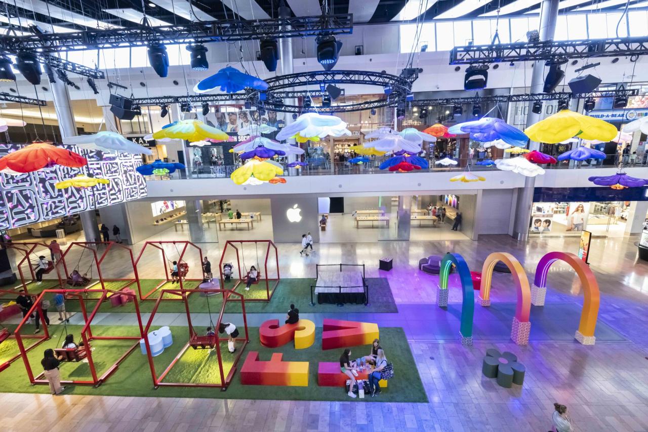 Quay fashion show mall