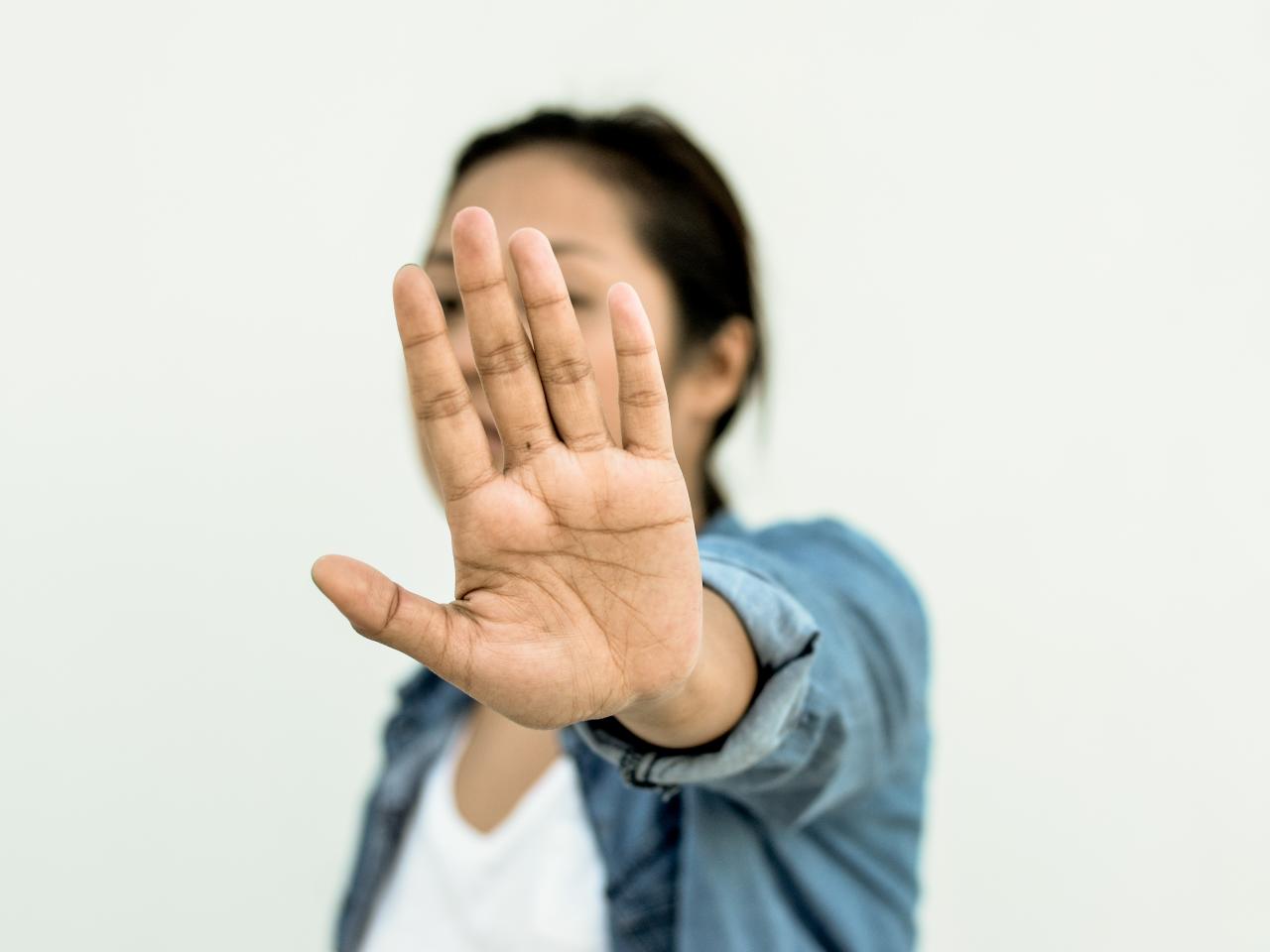 How to Stop a Player from Hurting You: 7 Steps (with Pictures) How to Stop a Player from Hurting You: 7 Steps (with Pictures)