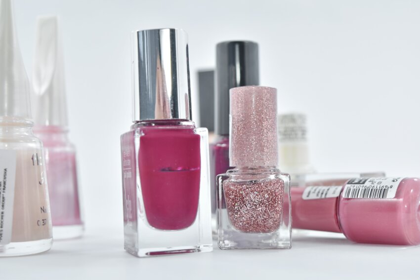 Royalty-Free photo: Brown and black makeup brushes | PickPik