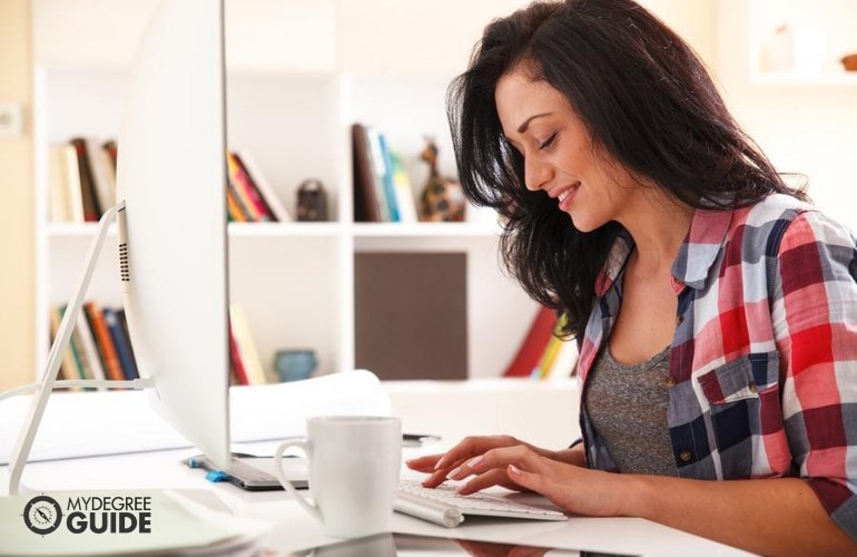 10 Best Online Computer Engineering Degrees [2024 Guide]