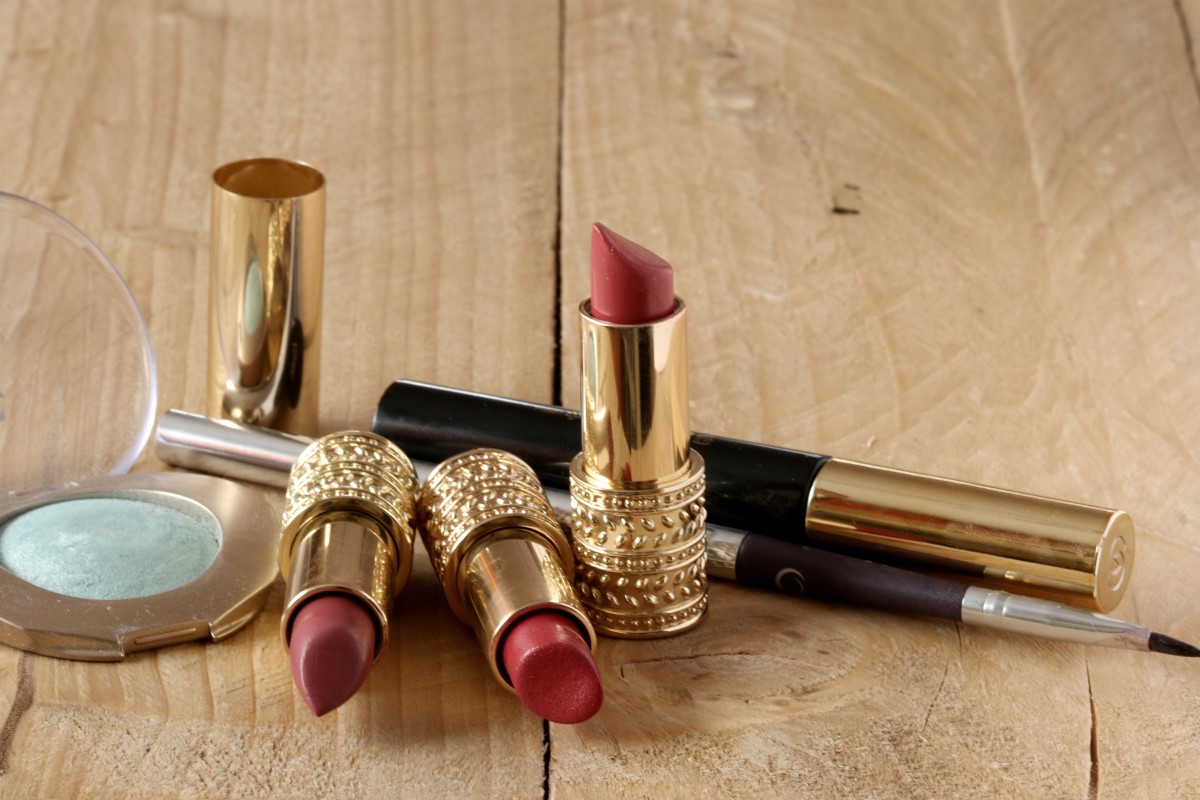 Royalty-Free photo: Brown and black makeup brushes | PickPik