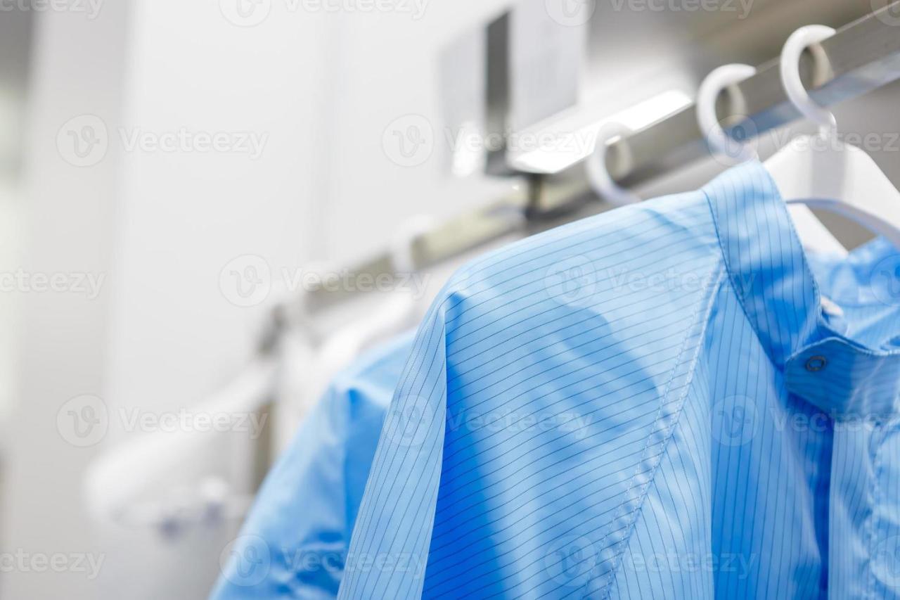 Cleanroom gowns